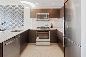 Jääkaappi, mikroaaltouuni, uuni, liesi