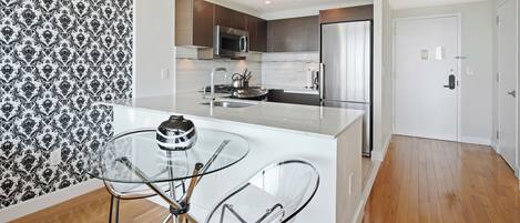 冷蔵庫、電子レンジ、オーブン、コンロ