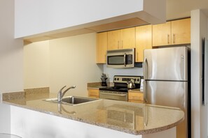 冷蔵庫、電子レンジ、オーブン、コンロ