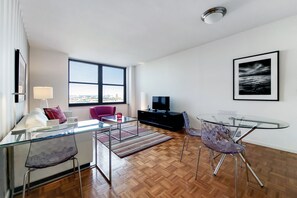 TV - 1 Bedroom Near Grove Street PATH Train to NYC (Jersey City)