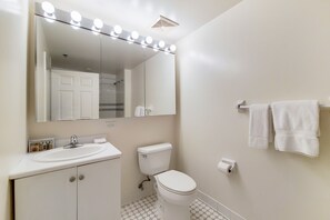 Hair dryer, shampoo - Jersey City Studio, 20-Min PATH Train Ride to NYC (Jersey City)