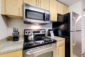 Kylskåp, mikrovågsugn, ugn och spishäll