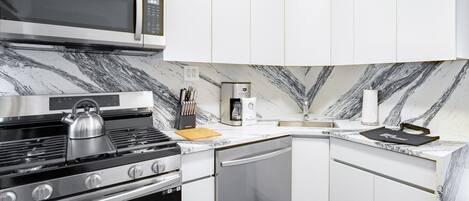 Refrigerador, microondas, horno y parrilla de estufa