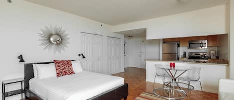 Tabla de planchar con plancha, wifi gratis y ropa de cama