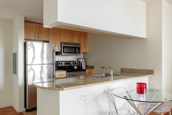 Réfrigérateur, four à micro-ondes, un four, surface de cuisson