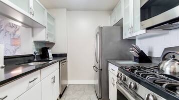 ثلاجة، ميكروويف، فرن، موقد طهي مسطح