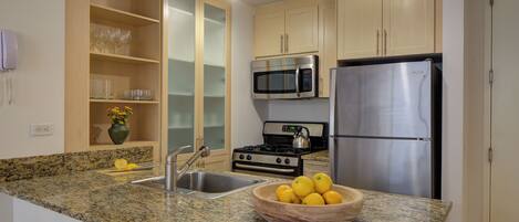 Køleskab, mikrobølgeovn, ovn, kogeplade