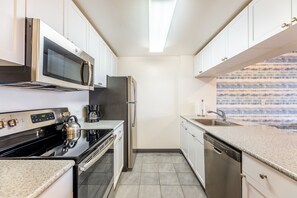 Kjøleskap, mikrobølgeovn, ovn og kokeplater