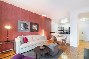 TV - Modern One Bedroom  in Charming Brooklyn Heights (Brooklyn)