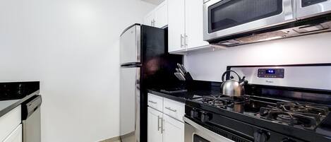 ثلاجة، ميكروويف، فرن، موقد طهي مسطح