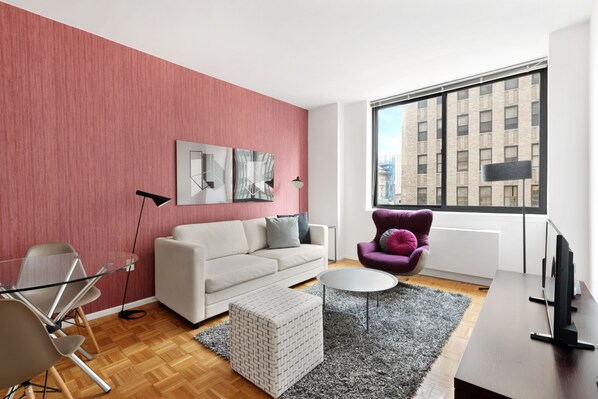 TV - Modern One Bedroom Apartment in Brooklyn Heights (Brooklyn)