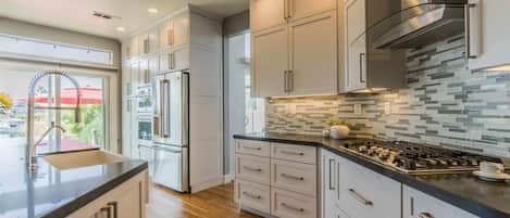 Refrigerador, microondas, horno y parrilla de estufa