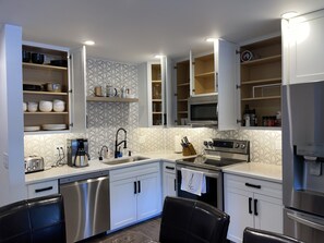 Refrigerador, microondas, horno y parrilla de estufa