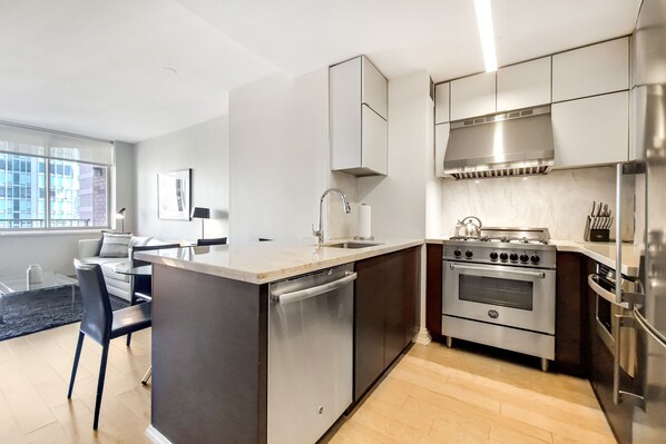 Coffee/tea maker, fridge, microwave, oven