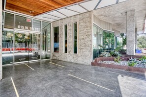 Exterior detail - Lovely Downtown 2BR w/ Gym, W/D, Pool, walk to 6th St bars, by Blueground (Austin)