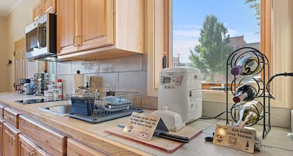 Downtown Retreat - Cozy Getaway! Studio for 2, Local Golfing 50% Off!