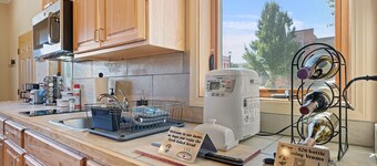 Downtown Retreat - Cozy Getaway! Studio for 2, Local Golfing 50% Off!