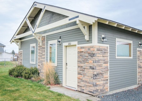 Exterior. Downtown Retreat - Cozy Getaway! Studio for 2, Local Golfing 50% Off!