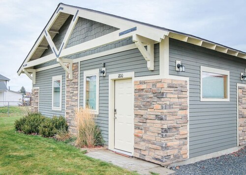 Downtown Retreat - Cozy Getaway! Studio for 2, Local Golfing 50% Off!