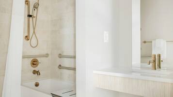 Departamento, 1 habitación (Mobility Accessible, Transfer Shower) | Baño | Amenidades de baño de diseñador, secadora de cabello, toallas, jabón
