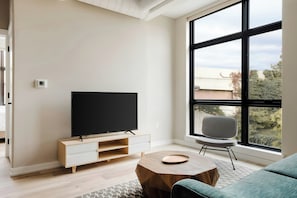 Apartamento superior, 2 quartos | Sala de estar | TV de tela plana