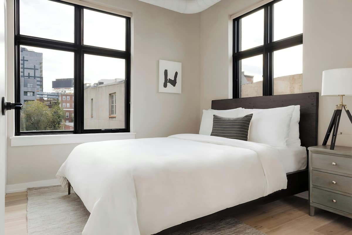 2 habitaciones, muebles diferentes y espacio para trabajar con laptop