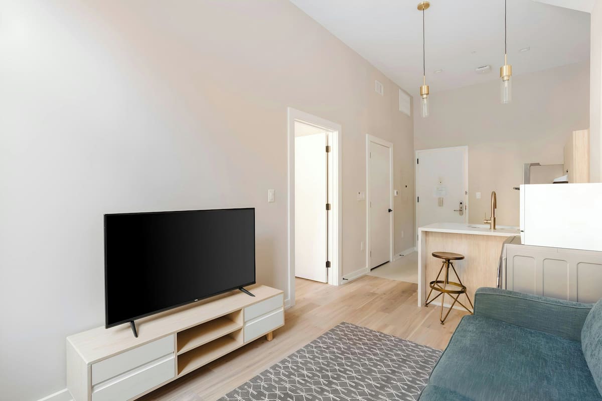 Departamento, 1 habitación (Mobility Accessible, Transfer Shower) | Sala de estar | Televisión de pantalla plana
