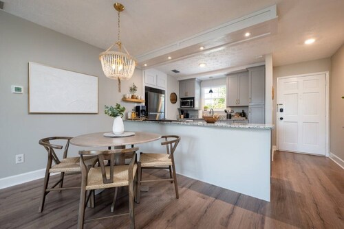 Walk to Nights of Lights- Lovely 2 Bedroom-1 Bath Excellent location.