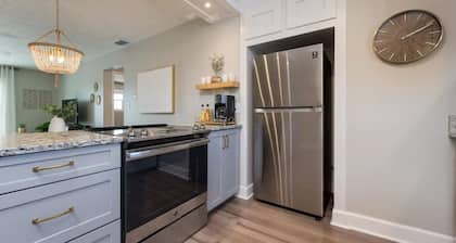 Walk to Nights of Lights- Lovely 2 Bedroom-1 Bath Excellent location.