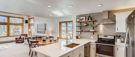 Kühlschrank, Mikrowelle, Ofen, Herdplatte