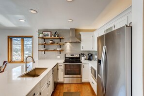 Fridge, microwave, oven, stovetop - Nottingham Lake Condo w Beaver Creek Views (Avon)