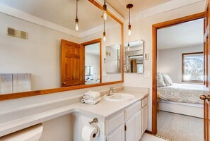 Ensemble douche/baignoire, sèche-cheveux, serviettes fournies