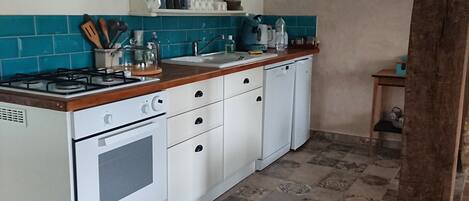 Fridge, oven, stovetop, dishwasher