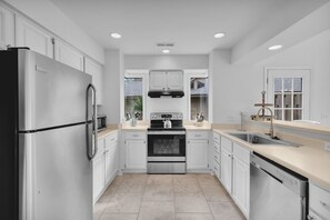 冰箱、微波炉、烤箱、炉灶