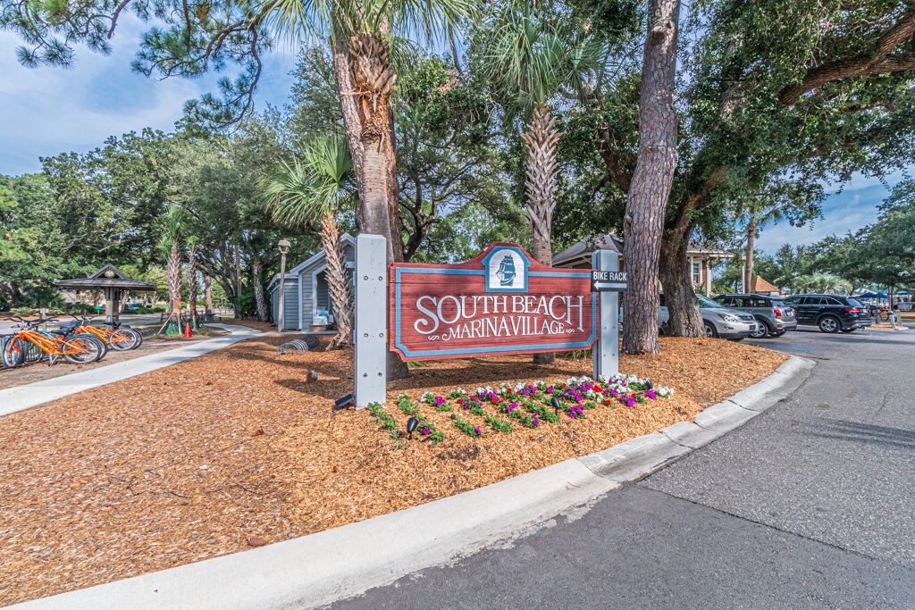 Schild für South Beach Marinavillage mit einem Fahrradständer in der Nähe.