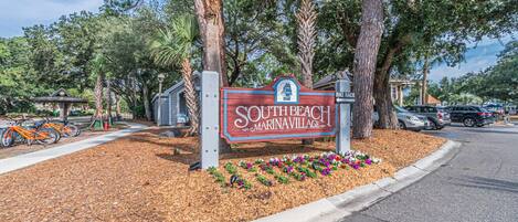 Schild für South Beach Marinavillage mit einem Fahrradständer in der Nähe.
