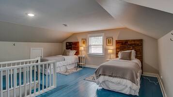 3 bedrooms, desk, travel crib, WiFi