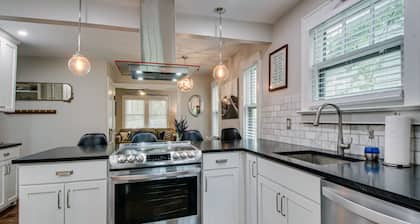 Cozy 3BR Cottage: Ideal for All in Vibrant East Nashville