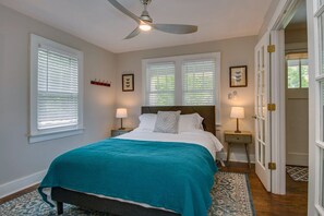 3 bedrooms, desk, travel cot, WiFi