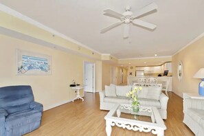 Smart TV, books - ⭐️Astoria 207 Ocean/Bayside Views Rooftop Pool Linens⭐️ (Ocean City)