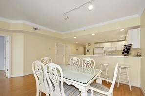Dining - ⭐️Astoria 207 Ocean/Bayside Views Rooftop Pool Linens⭐️ (Ocean City)