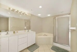 Badewanne, kostenlose Toilettenartikel, Haartrockner, Handtücher