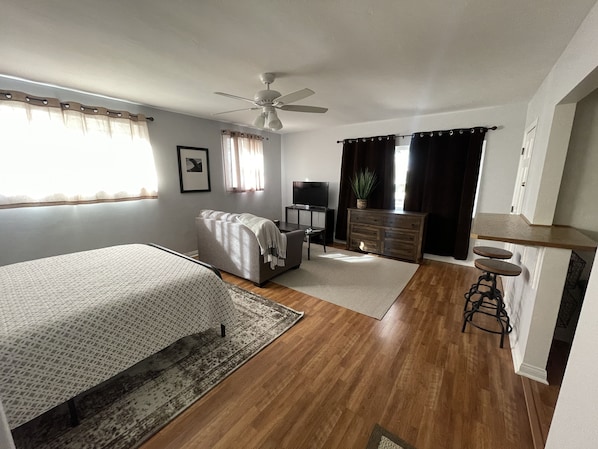 Iron/ironing board, WiFi, bed sheets