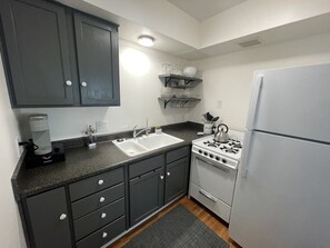 Fridge, oven, stovetop, coffee/tea maker