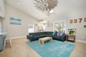 Smart TV, fireplace, ping pong, stereo