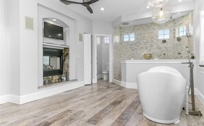 Douche, baignoire à remous, serviettes fournies