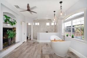 Douche, baignoire à remous, serviettes fournies