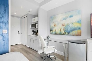 Mikrobølgeovn, kaffetrakter/tekoker, brødrister og spisebord