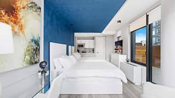 Tabla de planchar con plancha, wifi gratis y ropa de cama