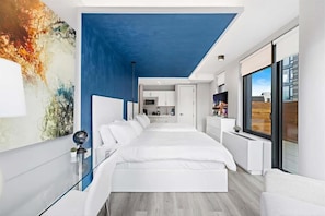 Tabla de planchar con plancha, wifi gratis y ropa de cama 